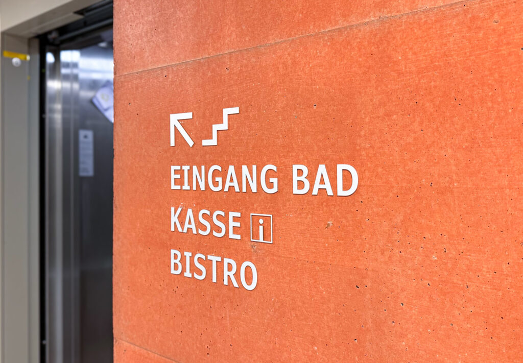 Otth AG - Signaletik & Beschriftung fÃ¼r das Hallenbad Bauma.