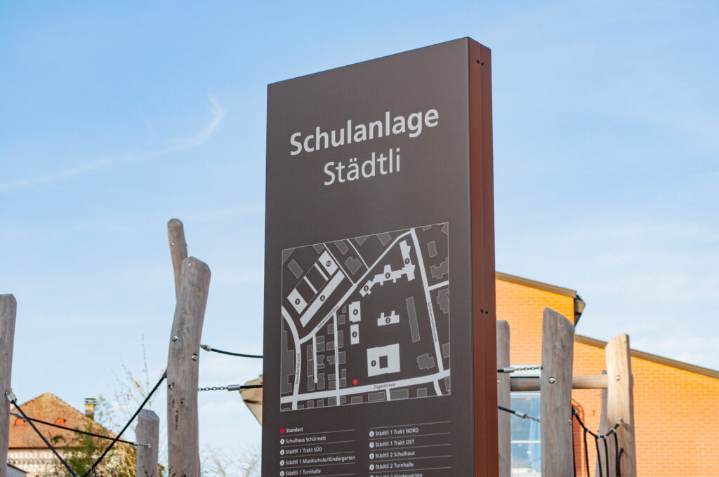 Signaletik - Ãœbersichtliche Pylonen fÃ¼r Schulareale und Aussenbereiche