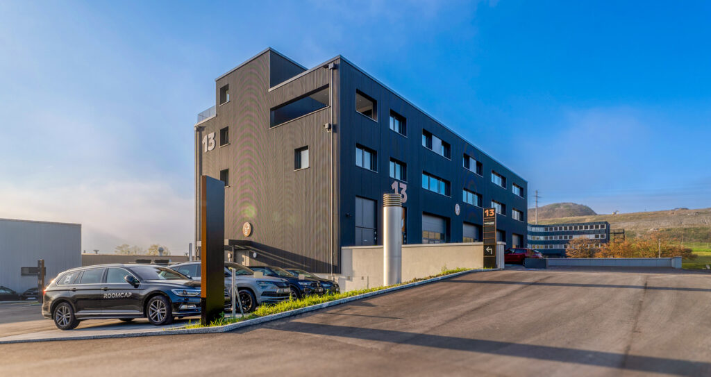 PrÃ¤zise Signaletik fÃ¼r das Gewerbehaus KURO â€“ klare Orientierung mit modernem Design - OTTH AG